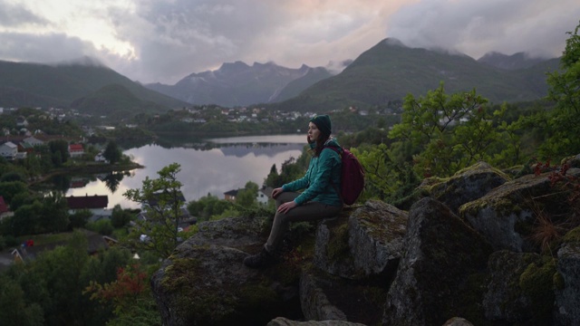 在雾中的Senja山徒步旅行的妇女视频素材