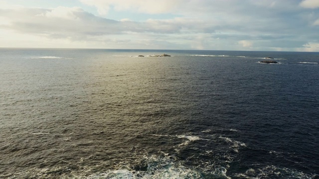 无人机图片:飞越卑尔根海岸，在北海视频素材