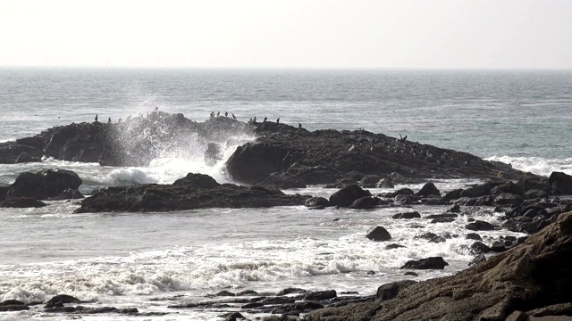 海浪冲击着布满岩石的海岸线视频素材