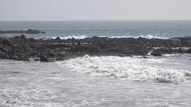 波浪在多岩石的海滩上冲击着海岸视频素材