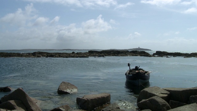 小木船在海湾视频素材