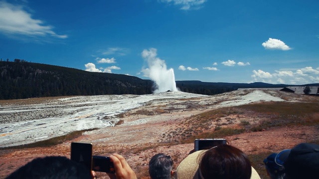 标志性的“老忠实”火山准时喷发，一群兴奋的粉丝在围观视频素材