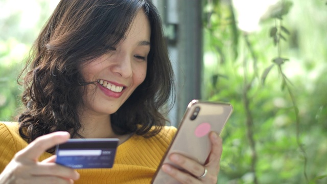 女人在智能手机上网购视频素材