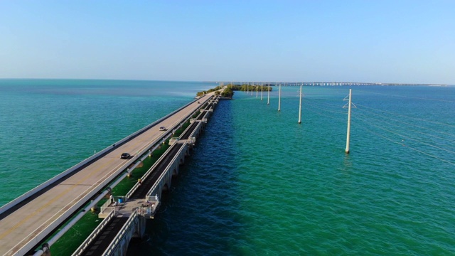 无人机在佛罗里达群岛的海外高速公路与绿松石色和无限的道路。视频素材