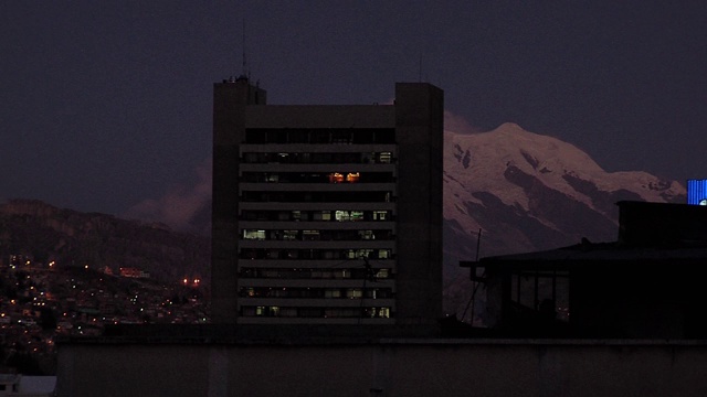 夜间，玻利维亚首都拉巴斯山上的建筑物。视频素材