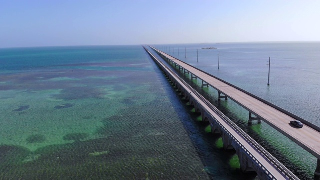 无人机在佛罗里达群岛的海外高速公路与绿松石色和无限的道路。视频素材