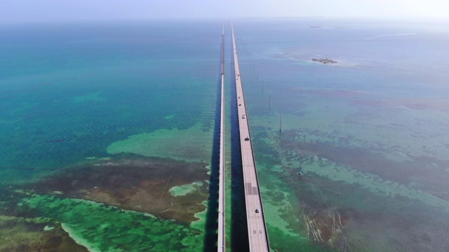 无人机在佛罗里达群岛的海外高速公路与绿松石色和无限的道路。视频素材