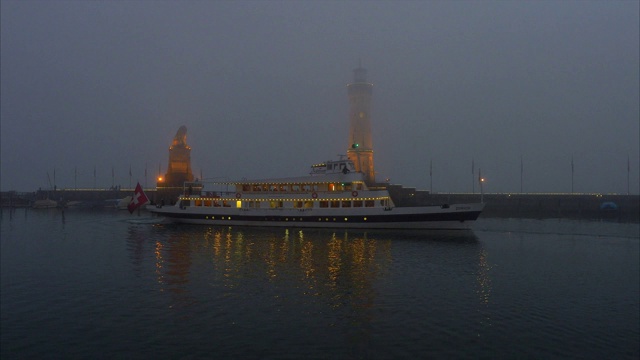 德国康士坦茨湖林道港的夜晚视频素材