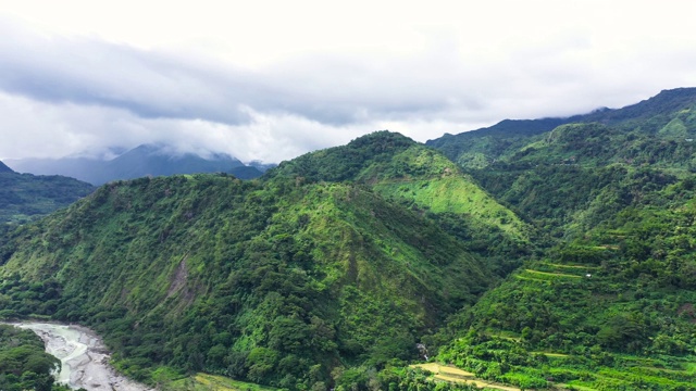 河流在山谷与明亮的草地。夏天自然景观视频素材