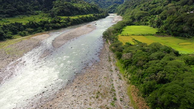 河流在山谷与明亮的草地。夏天自然景观视频素材