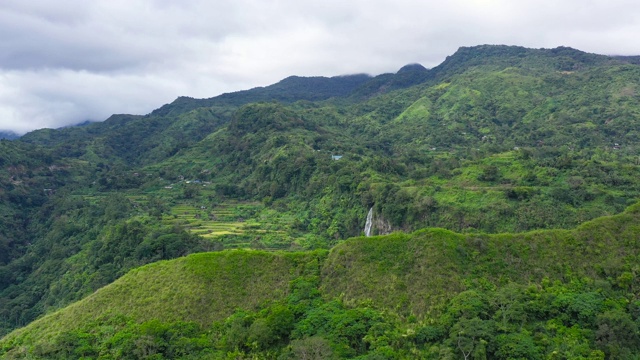 菲律宾吕宋岛的科迪勒拉山脉鸟瞰图。云遮住了山顶视频素材