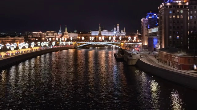 莫斯科克里姆林宫和莫斯科河的夜间坍塌视频素材