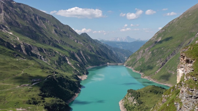 奥地利萨尔茨堡地区Hohe Tauern的卡普伦高山水库Mooserboden Stausee上的Wasserfallboden湖的超级崩塌。视频素材