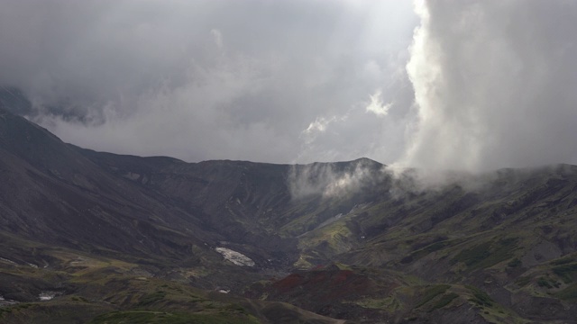 堪察加半岛的秋季火山景观——阿瓦查火山(阿瓦钦斯基火山)脚下多云的天气，有雾和飞行的云被太阳光线照亮视频素材