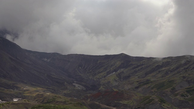 秋天的时光流逝堪察加半岛的火山景观-阿瓦查火山脚下多云的天气，雾和飞行的云被太阳光线照亮视频素材