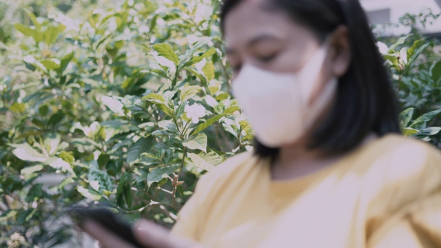 亚洲妇女戴着防尘口罩，pm2.5视频素材