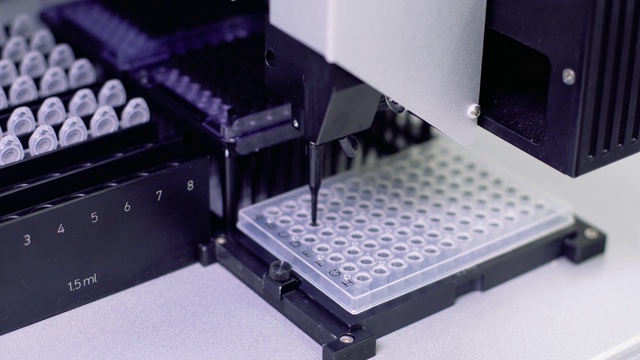 一群科学家利用先进技术在科学实验室进行研究视频素材