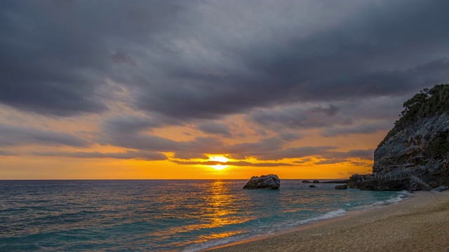 美丽的海上日出。时间流逝视频素材