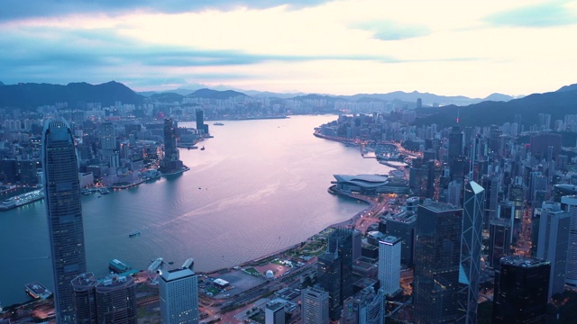 鸟瞰图，日出前的香港城市天际线和黄昏。美丽的夜晚城市。视频素材