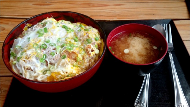 Katsudon(日本著名的顿饭)和味噌汤一起吃。视频素材