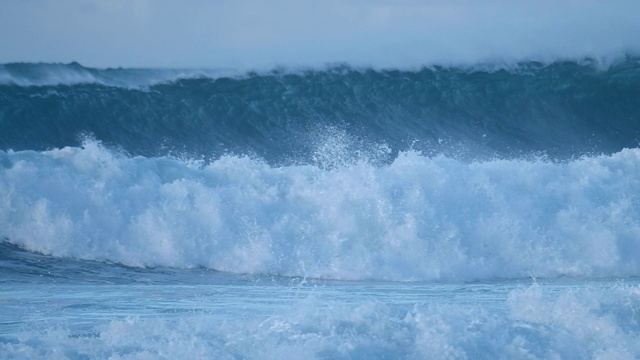 强劲的海浪拍打着海岸视频素材