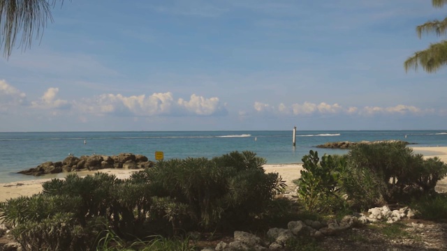 华丽的大西洋景观。碧绿的大西洋和快艇在蓝天的背景。基韦斯特,Florida.USA。视频素材