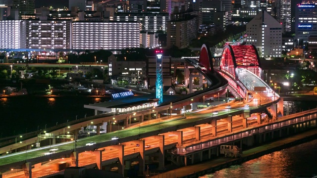 延时:从神户港口和火车站到机场的夜间鸟瞰图视频素材