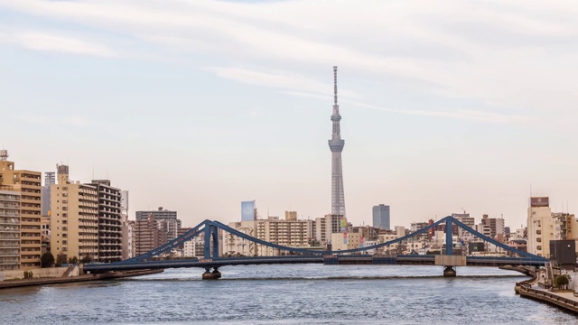 白天东京城市天际线滨水景观，4K时间间隔。视频素材