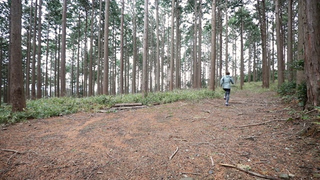 女人在山林中奔跑视频素材