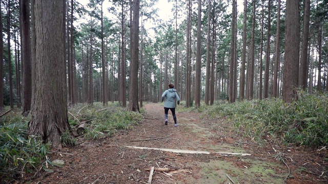 女人在山林中奔跑视频素材