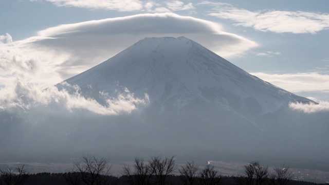 富士山上的透镜状云(延时)视频素材