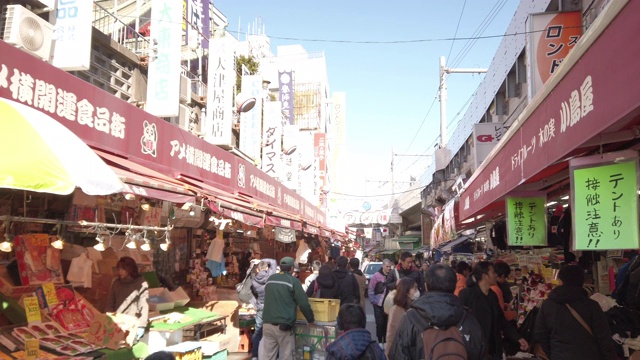 行人拥挤在东京上野美代子市场购物视频素材