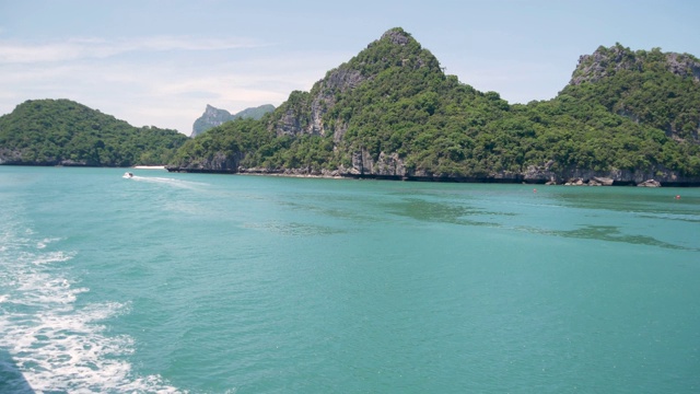 一组海岛在昂通国家海洋公园附近的苏梅岛天堂热带旅游胜地。泰国湾的群岛。田园诗般的绿松石海洋自然背景与复制空间视频素材