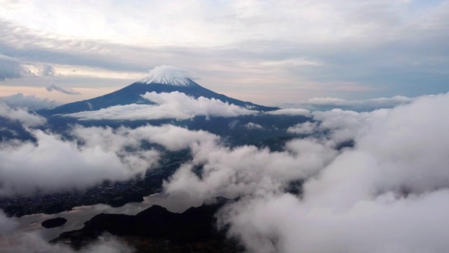 航拍富士山上空的云彩和天空日出时间，山川町视频素材