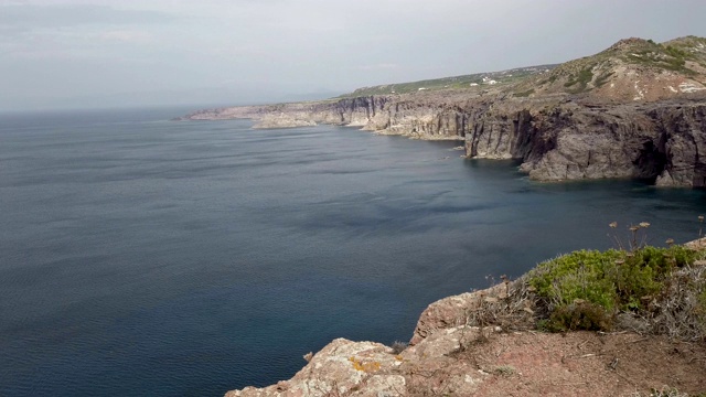 撒丁岛荒野海岸线的全景，悬崖峭壁和蓝色的大海视频素材