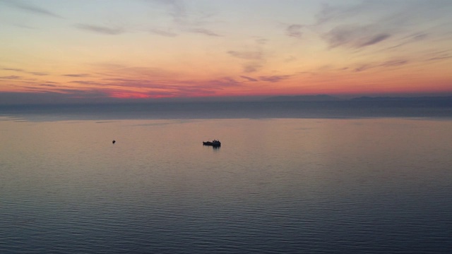 日落时的海景鸟瞰图。视频素材