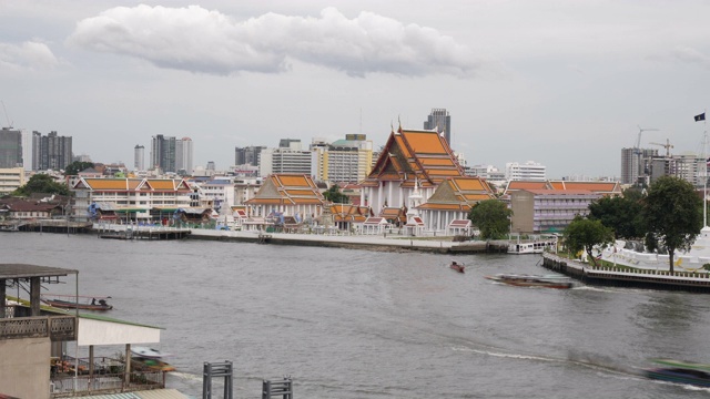 4k T/L Time Lapse River泰国曼谷湄南河上的观光船、商业船、河的士。曼谷河上的日常城市生活视频素材