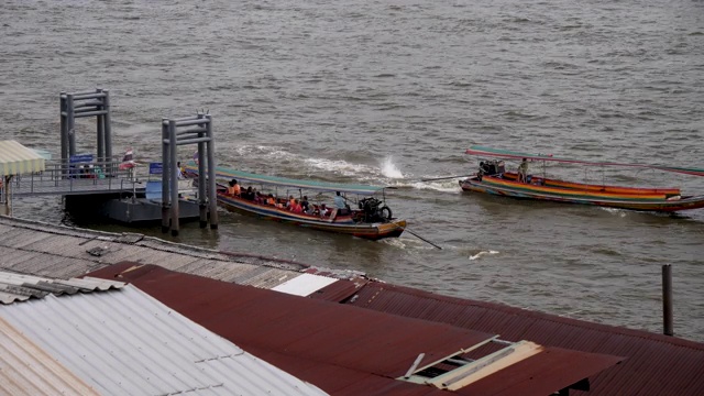 4k T/L Time Lapse River泰国曼谷湄南河上的观光船、商业船、河的士。曼谷河上的日常城市生活视频素材