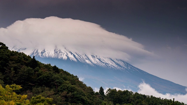 日本山梨县，富士山近景视频素材