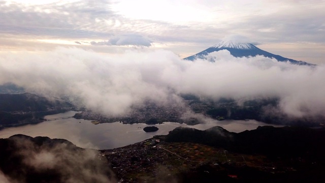 航拍富士山上空的云彩和天空日出时间，山川町视频素材