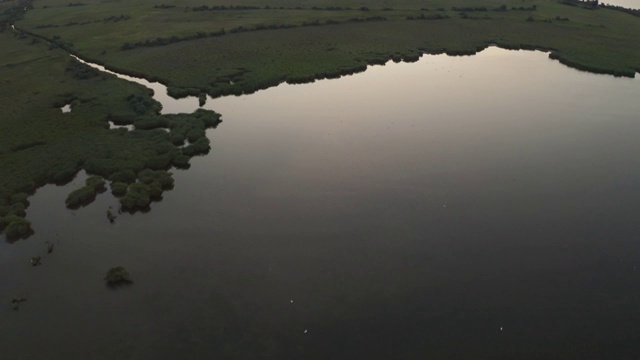 黄昏时分，无人机从冲积平原飞向海岸视频素材