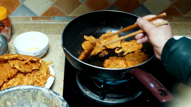 在平底锅里煎肉丸视频素材