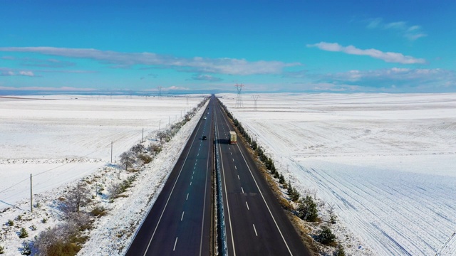 空中冬季公路公路，雪，无人机视频素材