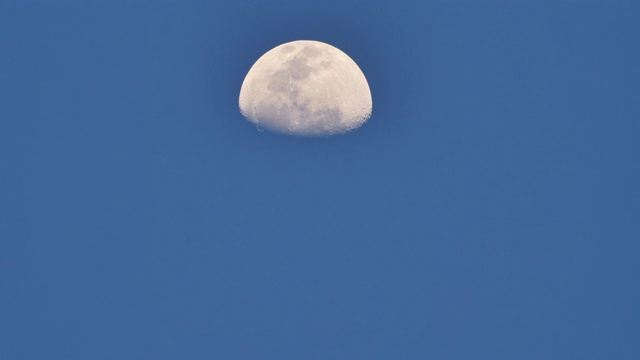 特写背景月亮在晚上升起蓝色的天空。加快视频视频素材