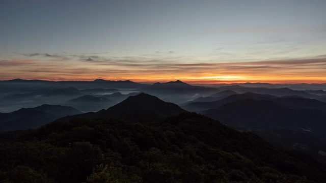 日出时的鸦马克山云海/庆尚南道大地长枪，韩国视频素材