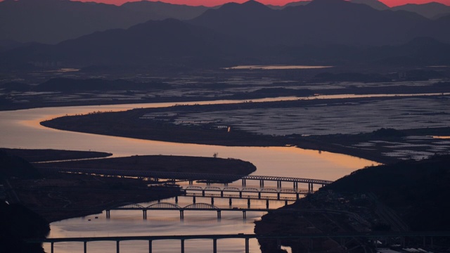 韩国庆尚南道的天台山/密阳溪，Nakdonggang River日落美景视频素材