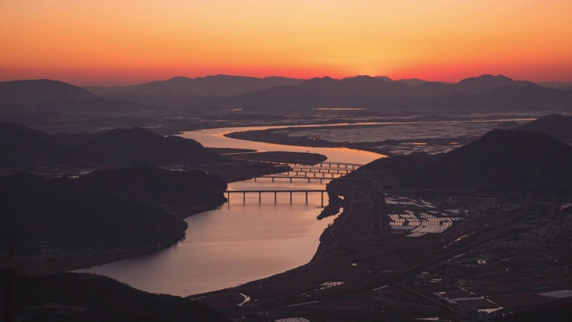 韩国庆尚南道的天台山/密阳溪，Nakdonggang River日落美景视频素材