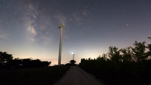 韩国庆尚南道风电场的夜空和风力发电机视频素材