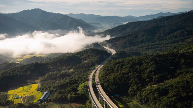 从韩国全罗南道三城峰/ Gurye-gun眺望顺天-万州高速公路上的云海视频素材