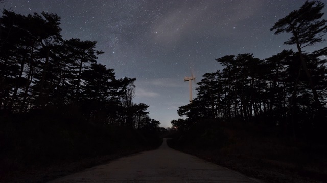 夜景与风力涡轮机/庆尚北道，韩国视频素材